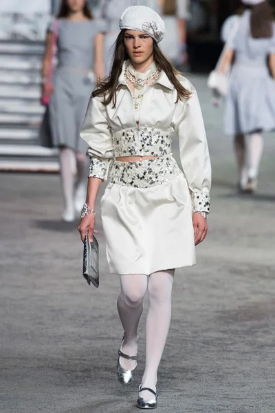 Look 15